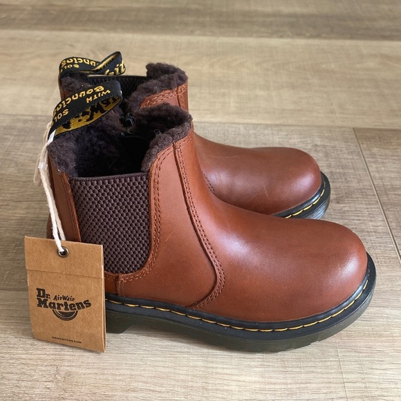 Dr. Martens lines Chelsea boot - Picture 1 of 6